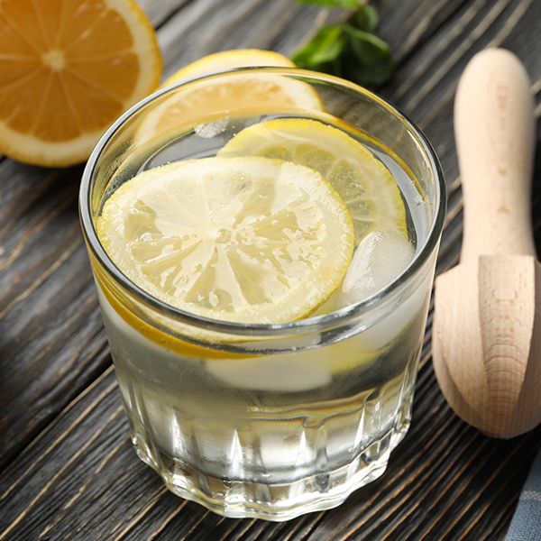 Wasser mit Zitrone Wasser mit Zitrone